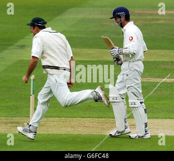 New England Kapitän Michael Vaughan (rechts) wird für 33 Läufe während des 2. Tests gegen Südafrika auf Lord's Cricket Ground entlassen. Stockfoto