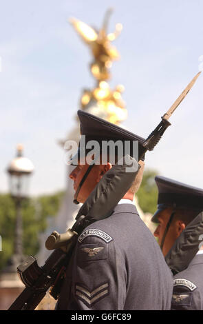 Militärangehörige und Frauen, die während der jüngsten Feindseligkeiten im Irak stationiert waren, führen die Wachablösung am Buckingham Palace durch. Die Queens Color Squadron der RAF, die zu den ersten britischen Truppen gehörten, die die irakische Grenze überquert haben, wird an der berühmten Übergabe teilnehmen. Die Veranstaltung feiert 60 Jahre der öffentlichen Aufgaben in Londons Palästen durch das RAF-Regiment. Stockfoto