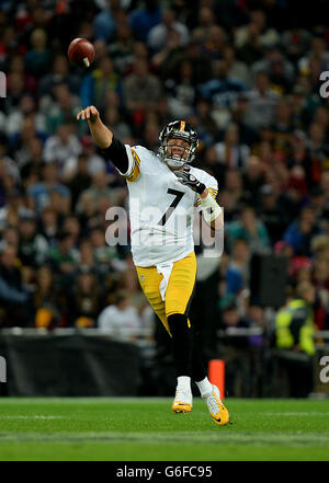 American Football - NFL International Series 2013 - Minnesota Vikings gegen Pittsburgh Steelers - Wembley Stadium. Pittsburgh Steelers Quarterback Ben Roethlisberger während des Spiels der NFL International Series im Wembley Stadium, London. Stockfoto