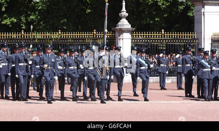 Militärangehörige und Frauen, die während der jüngsten Feindseligkeiten im Irak stationiert waren, führen die Wachablösung am Buckingham Palace durch. Die Queens Color Squadron der RAF, die zu den ersten britischen Truppen gehörten, die die irakische Grenze überquert haben, wird an der berühmten Übergabe teilnehmen. Die Veranstaltung feiert 60 Jahre der öffentlichen Aufgaben in Londons Palästen durch das RAF-Regiment. Stockfoto