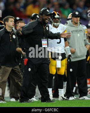 American Football - NFL International Series 2013 - Minnesota Vikings gegen Pittsburgh Steelers - Wembley Stadium. Mike Tomlin, Cheftrainer der Pittsburgh Steelers, während des Spiels der NFL International Series im Wembley Stadium, London. Stockfoto