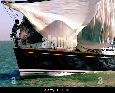 Die deutsche 0-Klasse-Yacht World of TUI hebt ihre Spinnaker an, als sie am Solent Sonntag, 3. August 2003, am zweiten Tag der Skandia Cowes Week, der jährlichen Segelregatta auf der Isle of Wight, die unlaue Marke umrundet. Es ist das größte Segelevent der Welt und dauert acht Tage mit über 950 Booten in 37 Klassen. Stockfoto