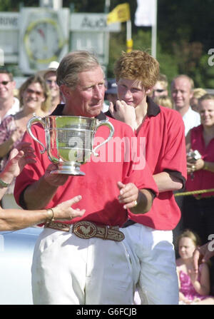 Prinz Harry sieht seinem Vater, dem Prinzen von Wales, zu feiern An ihrer Seite Highgrove den Sieg über Audi im Prince's Trust Charity Match im Cowdray Park Polo Club in West Sussex Stockfoto