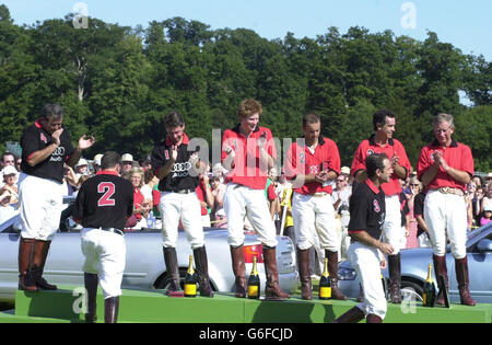 Prinz Harry und sein Vater, der Prinz von Wales, feiern den Sieg von Highgrove über Audi im Prince's Trust Charity Match im Cowdray Park Polo Club in West Sussex. Stockfoto