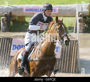 Atemberaubend geritten von William Fox-Pitt gehen Sie während der Cross Country durch den See und gewinnen Sie die British Open Championship beim Doubleprint Festival of British Eventing im Gatcombe Park von Princess Royal in der Nähe von Minchinhampton, Gloucestershire. Stockfoto