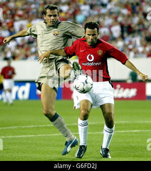 Ryan Giggs von Manchester United wird von Philip Cocu aus Barcelona während ihres Champions-World-Spiels im Lincoln Financial Stadium, Philadelphia, im Rahmen ihrer USA-Vorsaison-Tour angegangen. Stockfoto