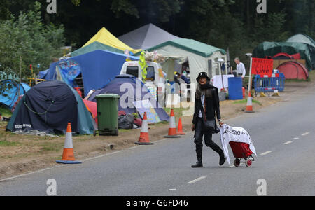 Eine allgemeine Ansicht, während Umweltaktivisten beginnen, ihr Protestlager außerhalb des Sondierungsbohrstandorts Cuadrilla in Balcombe, West Sussex, zu verlassen. Stockfoto