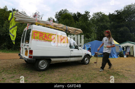 Eine allgemeine Ansicht, während Umweltaktivisten beginnen, ihr Protestlager außerhalb des Sondierungsbohrstandorts Cuadrilla in Balcombe, West Sussex, zu verlassen. Stockfoto