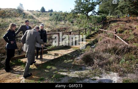 Der Duke of Edinburgh besucht ein TCV-Projekt im Dersingham Bog Nature Reserve, auf dem Royal Sandringham Estate, Norfolk. Stockfoto