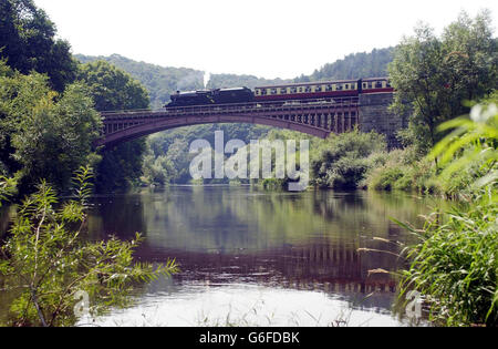 Ein Stannier 8F Nr. 48773 mit seinem Wagenzug überquert den Severn in Upper Arley am Montag, den 4. August 2003, zum 35. Jahrestag des Endes des regulären Dampfeisenbahnbetriebs auf britischen Eisenbahnen. Das Datum ist auch der 62. Jahrestag der Entgleisung der Lok durch ein Kamel im Iran. Als einer der 852 gebauten Triebwerke wurde der Motor von der 8F-Gesellschaft aus dem Nahen Osten zurückgebracht und wird nun von der Severn Valley-Bahn in den West Midlands betrieben. PA Foto: David Jones. Stockfoto