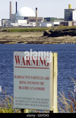 Warnschild am Strand von Sanside in der Nähe des Atomkraftwerks Dounreay (im Hintergrund) in Schottland. Ein Umweltbeobachter könnte empfehlen, den Betreiber des Kernkraftwerks Dounreay wegen Kontamination in der Anlage zu verfolgen, wie es heute herauskam. Die Scottish Environmental Protection Agency (SEPA) bestätigte, dass sie derzeit die britische Atomenergiebehörde (UKAEA) im Hinblick auf "Durchsetzungsmaßnahmen" untersucht. Es wird angenommen, dass sich das Problem auf einen teilweise stillgelegten Säureabfluss am Standort Caithness begibt. 15/08/03 : die Betreiber eines Atomkraftwerks haben nach einem Verstoß gegen die Sicherheitsvorschriften verstoßen Stockfoto