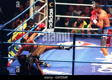 08-JUN-96 .... Boxen .... Prinz Naseem Hamed wird in der ersten Runde zum ersten Mal in seiner Karriere von Daniel Alicea niedergeschlagen Stockfoto