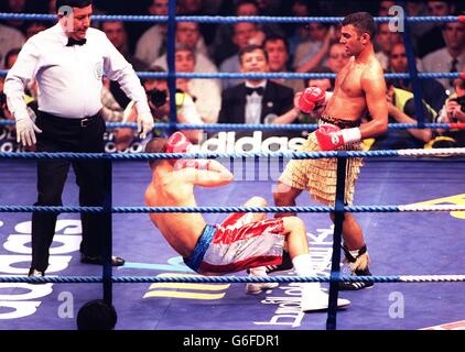 08-JUN-96 .... Boxen .... Daniel Alicea wird in der 2. Runde von Prinz Naseem Hamed auf die Leinwand geklopft Stockfoto