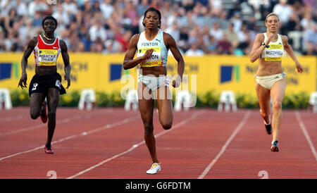 Jamaikas Lorraine Fenton (Mitte) gewinnt die 400 Meter mit dem Briten Lee McConnell auf dem vierten Platz und dem Senegal Ami Thiam Mbacke beim Norwich Union London Grand Prix im Crystal Palace, London. Stockfoto