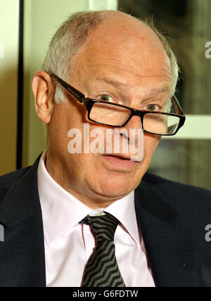 Der Präsident des Obersten Gerichtshofs des Vereinigten Königreichs Richter David Neuberger, bei einer Pressekonferenz mit Mitrichterin Brenda Hale und Mitgliedern der Medien, im Supreme Court Gebäude in Westminster Central London statt. Stockfoto