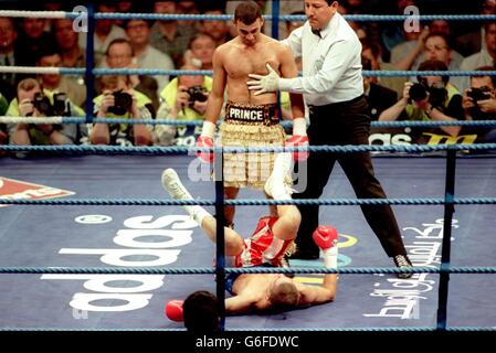 08-JUN-96 .... Boxen .... Daniel Alicea wird in der 2. Runde von Prinz Naseem Hamed auf die Leinwand geklopft Stockfoto