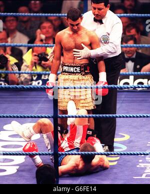 Daniel Alicea wird im 2. Auf die Leinwand geklopft Runde von Prince Naseem Hamed Stockfoto