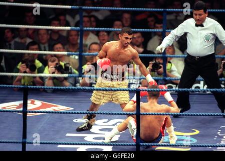 Boxen... Prince Naseem Hamed V Daniel Alicea Stockfoto