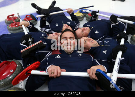 Team GB Curlers (Mitte, im Uhrzeigersinn) - Skip David Murdoch, Greg Drummond, Scott Andrews, Michael Goodfellow und Tom Brewster während der Bekanntgabe der Athleten, die für das Team GB Herren Curling Team für die Olympischen Winterspiele 2014 in Sotschi im Stirling Sports Village, Stirling ausgewählt wurden. Stockfoto