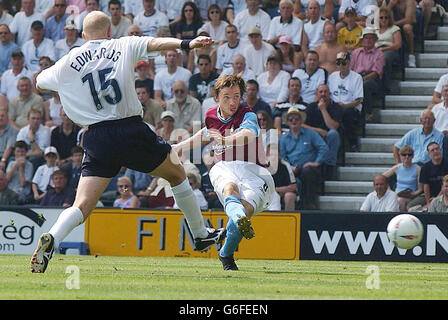 David Connolly erzielt das Siegtor für West Ham beim 2-1-Sieg über Preston North End während des Spiels der Nationwide Division One im Preston's Deepdale Ground. . Stockfoto