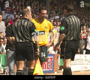 Celtic-Kapitän Paul Lambert (Mitte) plaudert mit dem Linienrichter und Schiedsrichter Hugh Dallas (rechts), nachdem Teamkollege Henrik Larsson während ihres Bank of Scotland-Spiels auf dem East End Park Ground von Dunfermiline von einem Ball getroffen wurde, der aus der Menge geworfen wurde. Stockfoto