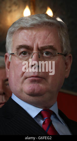 Der Gewerkschaftsführer Eamon Gilmore nimmt an einer Pressekonferenz Teil, auf der ein Ja-Votum für das Referendum im Merrion Hotel gefordert wird. Stockfoto