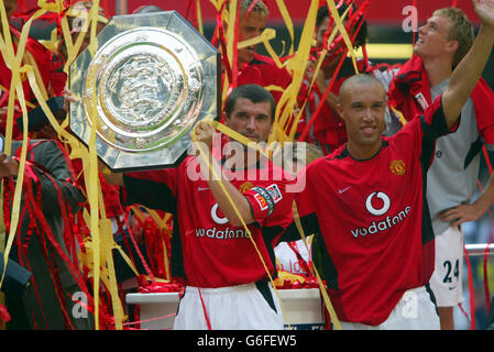 Manchester Utd Kapitän Roy Keane (links) feiert mit Mikael Silvestre, nachdem er Arsenal im Spiel mit dem FA Community Shield im Millennium Stadium in Cardiff, Wales, besiegt hat. Stockfoto