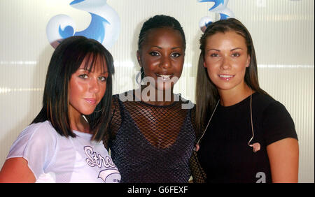 (L-R) Michelle Heaton, Kelli Young und Jessica Taylor von der Popgruppe Liberty X posieren für die Medien während einer Fotoanstellung bei Cargo in East London, wo die Band hoffnungsvolle Vorsingen vorstellt, um ihr neuestes Musikvideo Jumpin' zu zeigen. Im vergangenen Monat 3 haben das neue mobile Videonetzwerk und Liberty X eine landesweite Sternensuche gestartet, und nach Tausenden von Anwendungen wurden 175 Personen ausgewählt, und die 10 glücklichen Gewinner werden in ihrem neuen Video die Hauptrolle spielen. Stockfoto