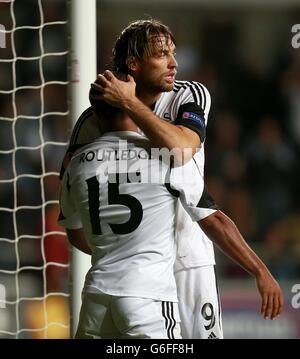 Fußball - UEFA Europa League - Gruppe A - Swansea City / St. Gallen - Liberty Stadium. Wayne Routledge (links) von Swansea City feiert mit Teamkollege Miguel Michu, nachdem er das erste Tor seiner Mannschaft erzielt hatte Stockfoto