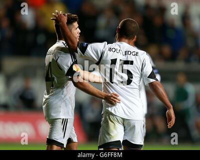Wayne Routledge (rechts) von Swansea City feiert danach mit Teamkollege Pozuelo Erzielte das erste Tor seines Spielers Stockfoto