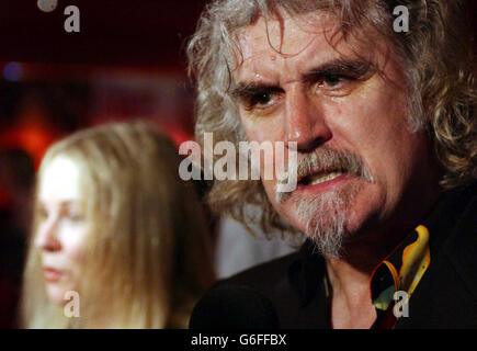 Der Komiker und Schauspieler Billy Connolly kommt mit seiner Frau Pamela Stephenson bei der Premiere seines neuen Films „The man Who Sued God“ im Warner Village Kino, Leicester Sq. Central London. Stockfoto