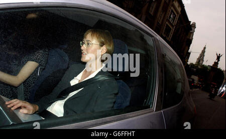 Susan Watts, Wissenschaftsredakteurin bei BBC2 Newsnight, verlässt den High Court in London. Frau Watts hat am dritten Tag der Hutton-Untersuchung über den Tod des Regierungswissenschaftlers David Kelly Beweise vorgelegt. *...EINE Tonbandaufnahme des späten Dr Kelly Briefings der Journalist wird erwartet, während der heutigen Verfahren an den Royal Courts of Justice in Zentral-London gespielt werden. Stockfoto