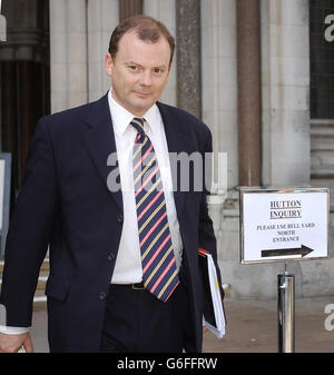 Der Chef der BBC News, Richard Sambrook, verlässt das High Court in London, nachdem er die Hutton-Untersuchung über den Tod des Regierungswaffenexperten Dr. David Kelly bezeugt hat. Stockfoto