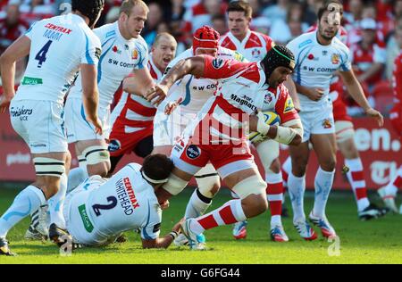 Rugby Union - Aviva Premiership - Gloucester / Exeter Chiefs - Kingsholm Park. Gloucester's Sione Kalamafoni wird von Exeter's Chris Whitehead während des Aviva Premiership Spiels im Kingsholm Stadium, Gloucester, angegangen. Stockfoto