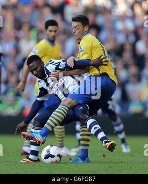 Fußball - Barclays Premier League - West Bromwich Albion gegen Arsenal - The Hawthorns. West Bromwich Albions Stephane Sessegnon (links) und Arsenals Mesut Ozil kämpfen um den Ball Stockfoto