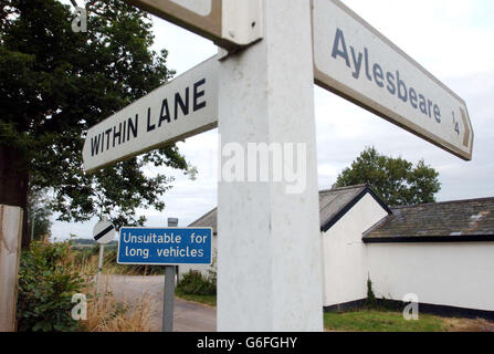 In Lane in Aylesbeare, Devon - zum 25. Jahrestag des Verschwindens der 13-jährigen Genette Tate von der Lane, während sie Zeitungen lieferte. Genette wurde zuletzt am 19. August 1978 um 15:30 Uhr von zwei Freunden in Within Lane in der Nähe ihres Heimatdorfes Aylesbeare gesehen und löste damit Großbritanniens am längsten laufende Untersuchung vermisster Personen aus, die noch läuft. Stockfoto