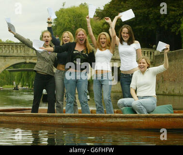 Die Mädchen der St Marys School, Cambridge, feiern ihre GCSE-Ergebnisse, indem sie auf dem River Cam in der Nähe des King's College poken. Stockfoto
