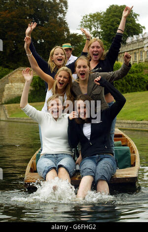 Mädchen von der St Mary's School, Cambridge, feiern ihre GCSE-Ergebnisse, indem sie auf dem River Cam vom King's College poken. Stockfoto