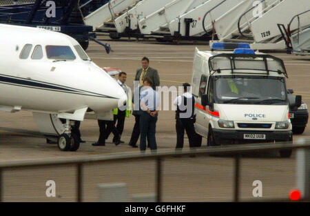 Ein RAF-Flugzeug auf dem Asphalt am Flughafen Manchester mit dem ehemaligen US-Marine Toby Studabaker an Bord. Die ehemalige US-Marine wurde nach Großbritannien ausgeliefert, um einer Entführung von Kindern ausgesetzt zu sein. Toby Studabaker, 31, verschwand im Juli mit einer Schülerin aus dem Großraum Manchester. Es löste eine weltweite Suche aus, die in Deutschland endete. Nach einer Auslieferungsverhandlung wurde Studabaker heute in Begleitung von Beamten der Greater Manchester Police nach England zurückgeflogen. Stockfoto