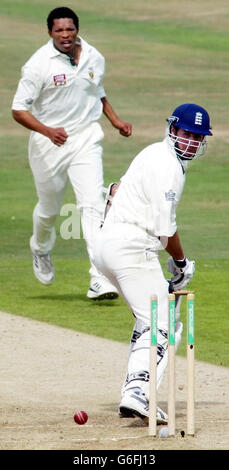 England Kapitän Michael Vaughan schaut auf seine Stolperfallen, nachdem er vom Südafrikaner Makhaya Ntini (links) am zweiten Tag des vierten npower Tests in Headingley, Leeds, am Donnerstag, 22. August 2003, sauber durchbockt wurde. Stockfoto