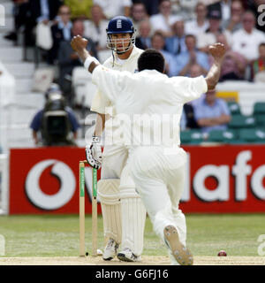 Der englische Kapitän Michael Vaughan sieht niedergeschlagen aus, nachdem er am zweiten Tag des vierten npower-Tests in Headingley, Leeds, Donnerstag, 22. August 2003, für 15 Läufe von Südafrikas Makhaya Ntini (vorne) gesäubert wurde. Stockfoto