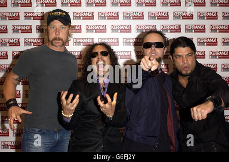 Die Rockgruppe Metallica (L-R) Lars Ulrich, Robert Trujillo, Kirk Hammett und James Hetfield posieren backstage im Royal Lancaster Hotel in London für den Kerrang 2003! Auszeichnungen. Stockfoto