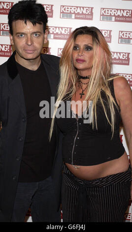 Gary Numan - Kerrang Awards 2003. Gary Numan und seine Frau Gemma bei der Ankunft im Royal Lancaster Hotel in London für den Kerrang 2003! Auszeichnungen. Stockfoto