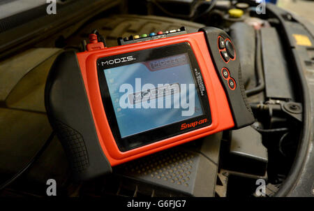 Kfz-Reparaturbestand. Ein Mechaniker verwendet ein modulares Diagnoseinformationssystem „Snap-on Modis“ auf der Elektronik eines Autos Stockfoto