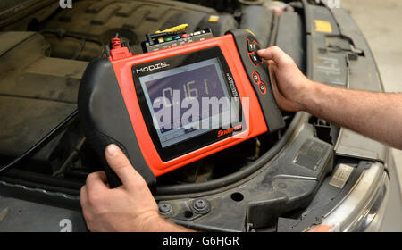 Kfz-Reparaturbestand. Ein Mechaniker verwendet ein modulares Diagnoseinformationssystem „Snap-on Modis“ auf der Elektronik eines Autos Stockfoto