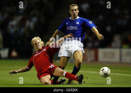 Andrew Davies von Middlesbrough (links) tagt James Scowcroft von Leicester City während ihres FA Barclaycard Premiership-Spiels im Walker's Stadium, Leicester. Stockfoto