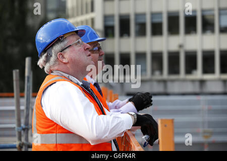 Der Staatssekretär für Verkehr Patrick McLoughlin besucht die Baustelle am Bahnhof London Bridge Stockfoto