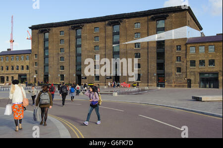 Allgemeine Ansicht des Granary Square, der die Universität der Künste Central St Martin's Campus beherbergt, im Zentrum von London. Stockfoto