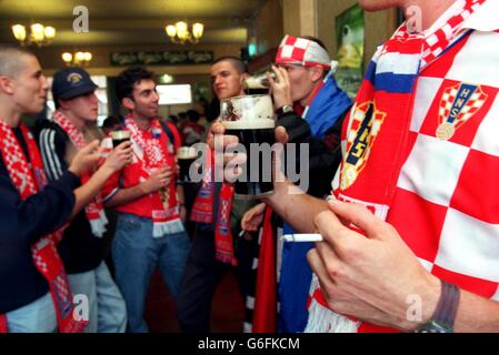 11-JUN-96, Türkei / Kroatien. Kroatische Fans vergehen im Nottingham Forest Suppriters Club Stockfoto