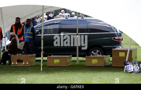 Särge im Spinney Hill Park, Leicester, nach dem Begräbnisgebet von Shehnila Taufiq,47, Kinder Zainab,19, Bilal,17, und Jamil,15, die letzten Monat bei einem Hausbrand in ihrem Haus in Wood Hill, Leicester starben. Stockfoto